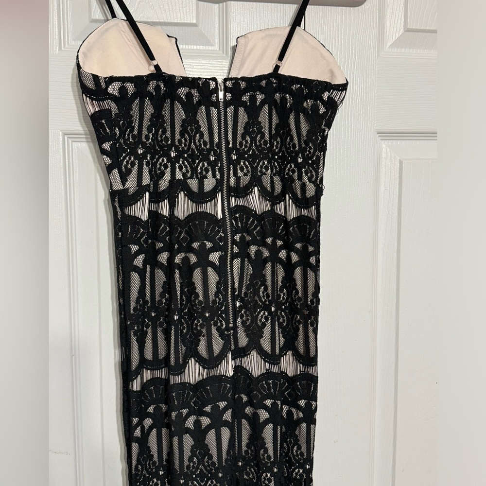 Elegant Black Lace split front Evening Gown - Picture 4 of 9